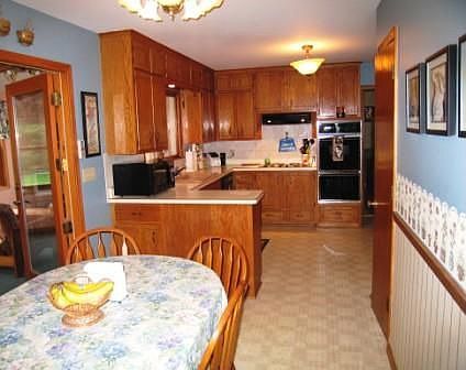 Big kitchen with pantry, eat-in area + a snack counter.