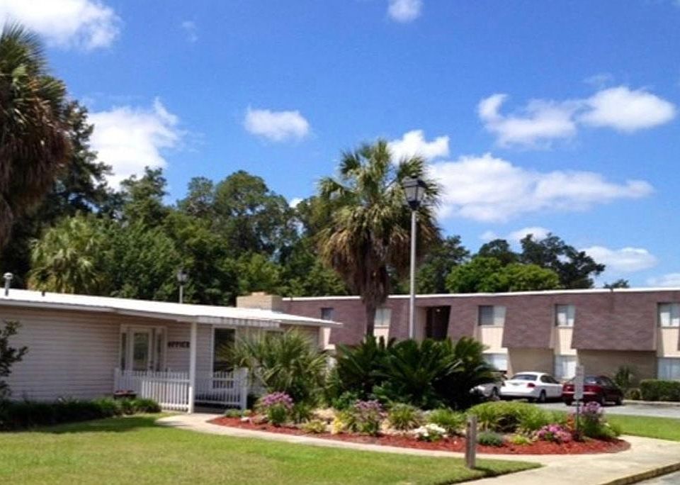 2nd image of 300 Ginger Dr NE #205