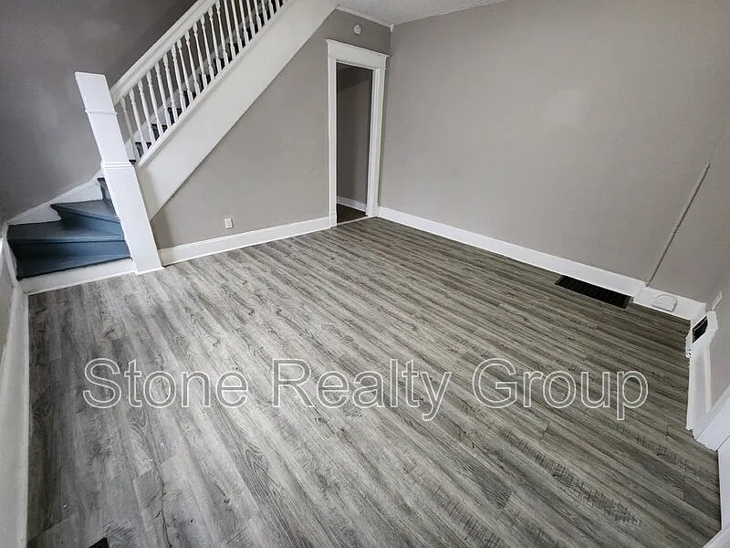 3 bed, 1.0 bath, $1,100 — Photo 2