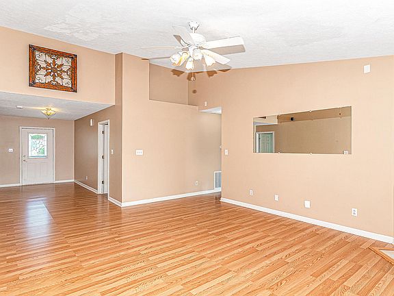 5th image of 830 Yellowwood Dr
