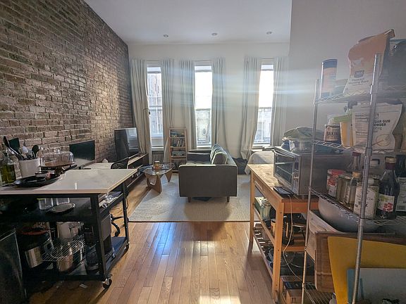 2nd image of 340 W 71st St APT 4
