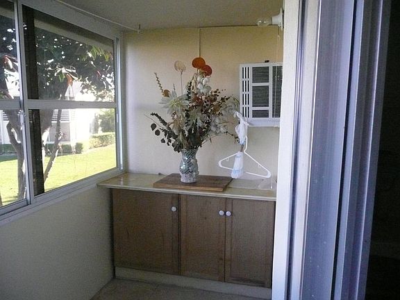 4th image of 302 Camden Dr #M