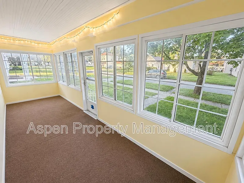 3 bed, 1.0 bath, 1942 sqft, $1,300 — Photo 3