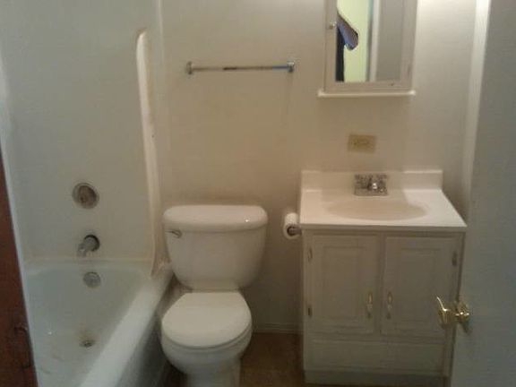 4th image of 615 W 8th St APT 8