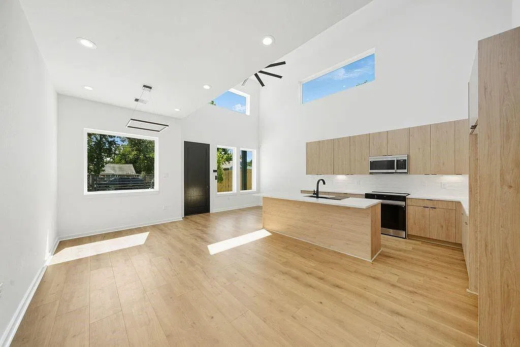 3 bed, 2.5 bath, 1379 sqft, $2,300 — Photo 3
