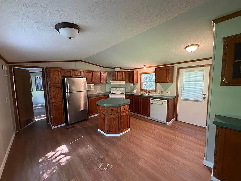 30 Eastland Dr — Photo 3