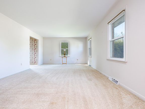 5th image of 516 Hilltop Dr