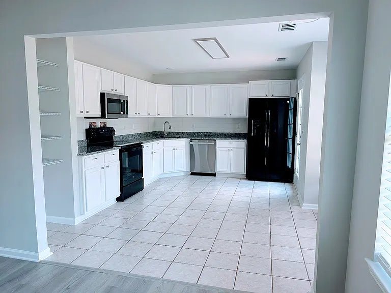 115 Remington Dr — Photo 2