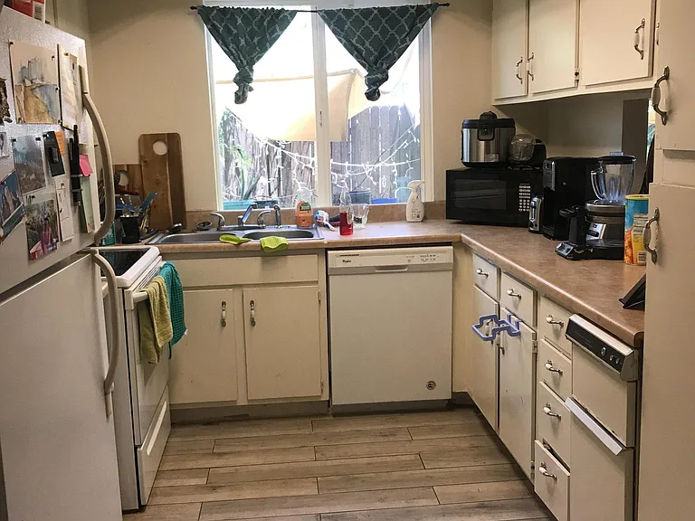 1559 E Prince Rd — Photo 9