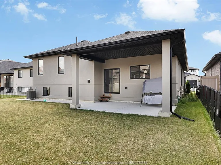 1390 Barkley Ave — Photo 6