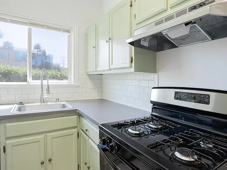 712 N Van Ness Ave #C — Photo 5