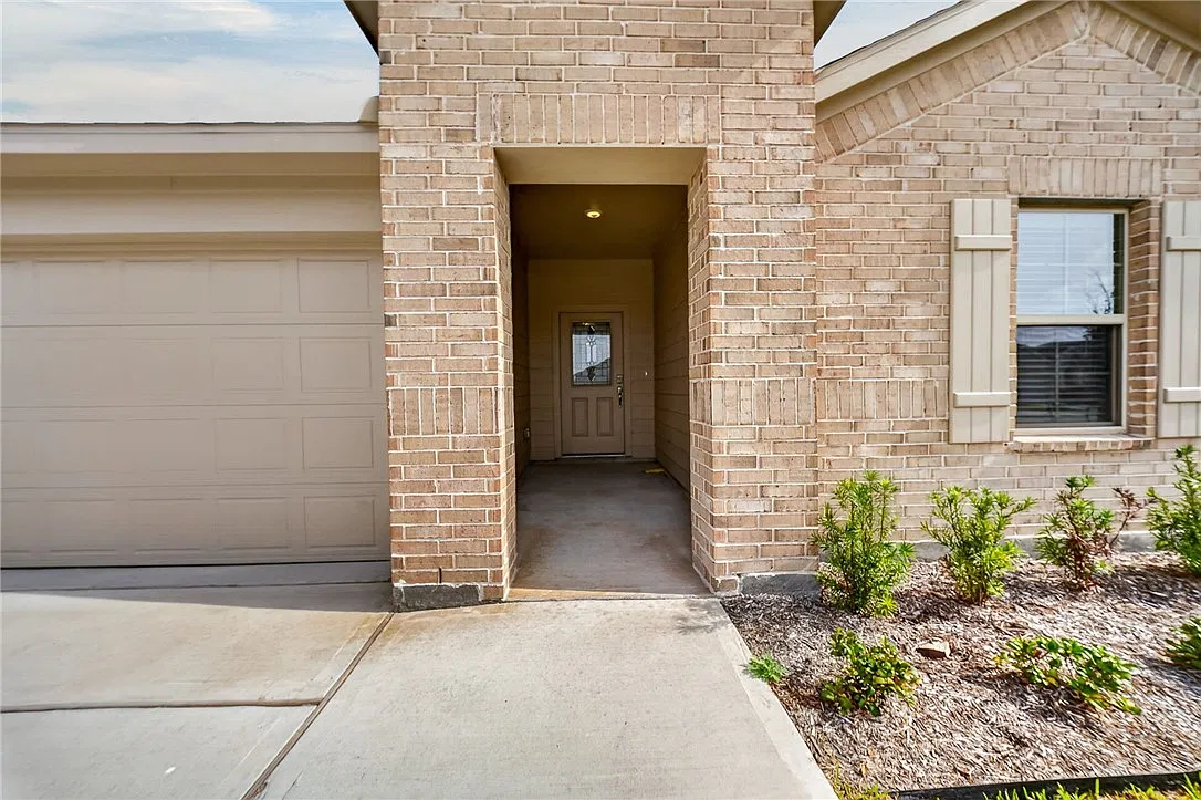 4 bed, 2.0 bath, 1993 sqft, $2,495 — Photo 4