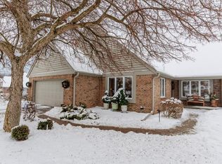 2639 W Lake Forest Ct, Mequon, WI 53092