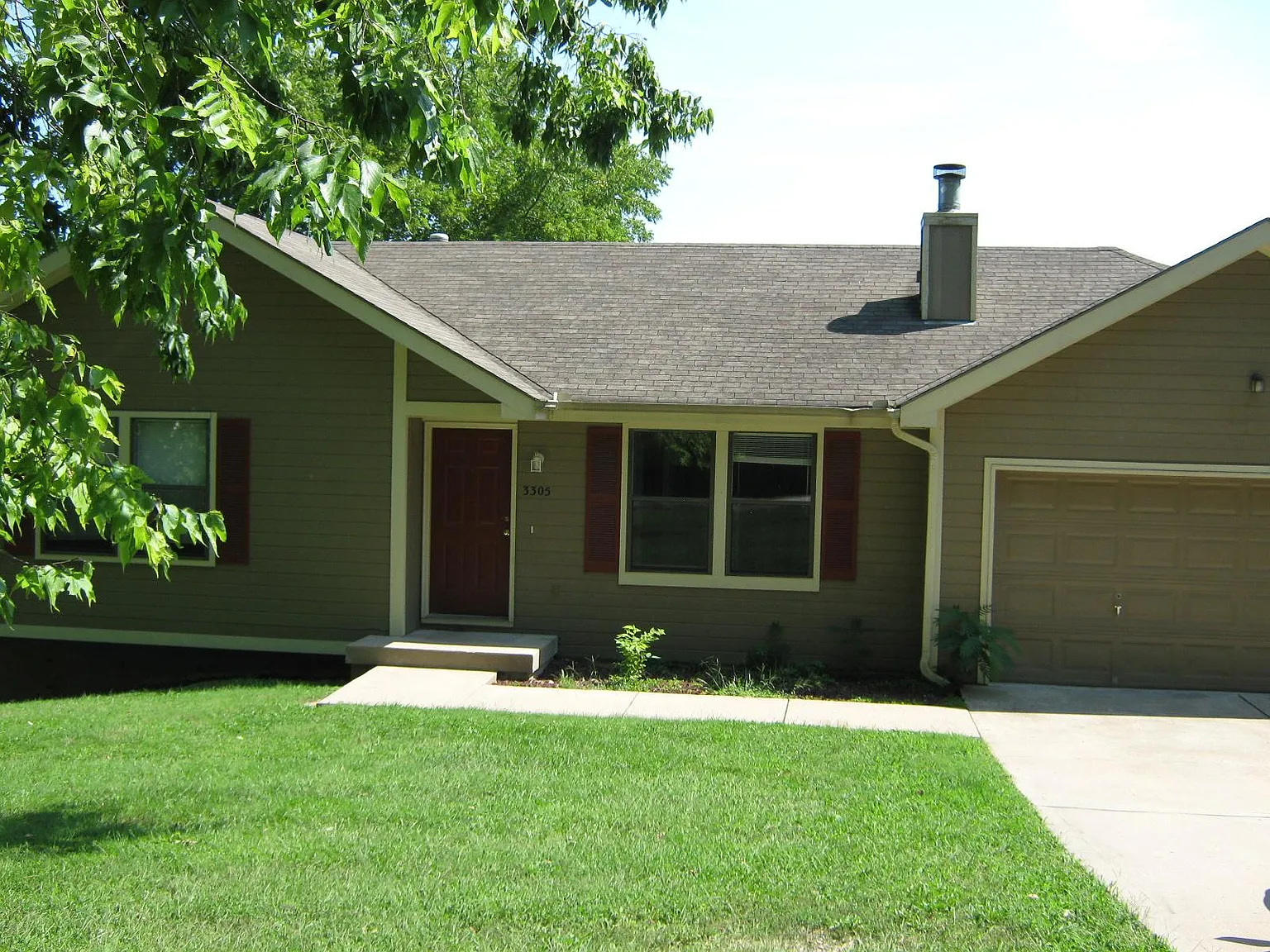 2 bed, 1.5 bath, 2100 sqft, $1,824 — Photo 1