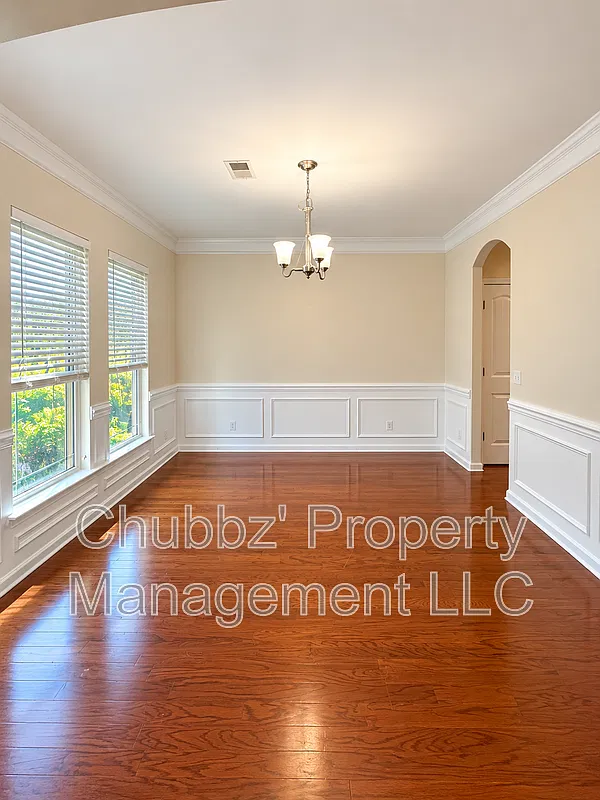 4 bed, 2.5 bath, 2518 sqft, $3,000 — Photo 2