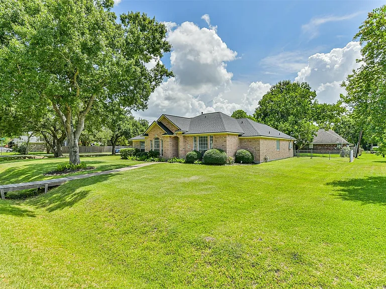 2401 Woody Rd — Photo 3