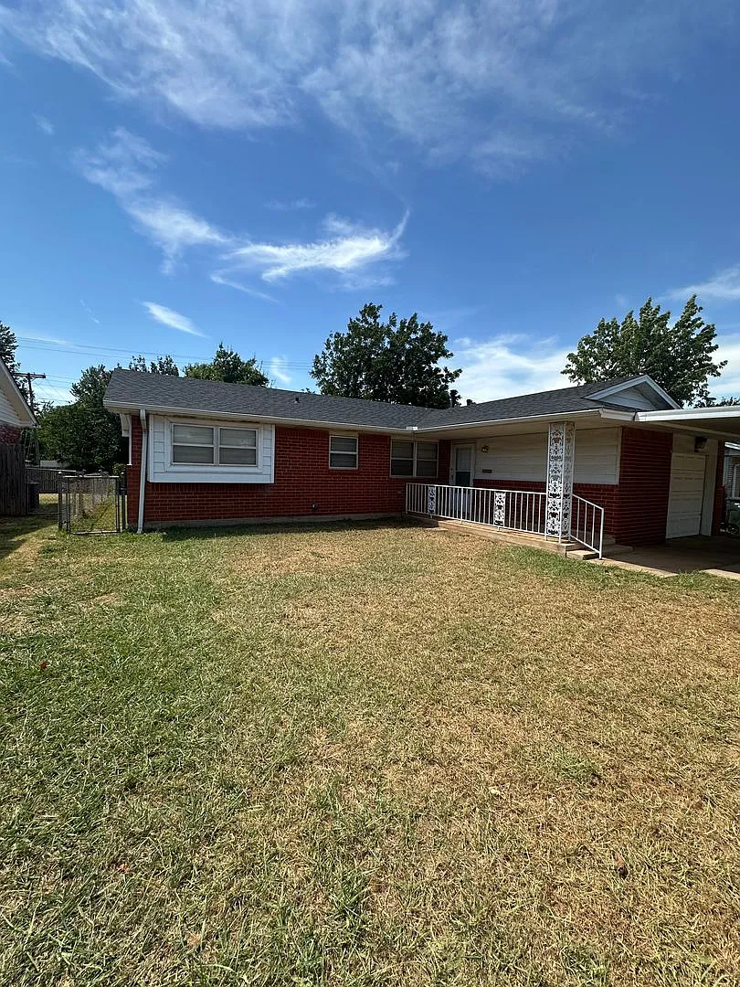 3 bed, 1 1/2 bath, 1 car garage — Photo 3