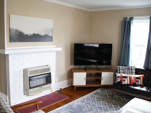 2nd image of 211 W Wiseman Ave