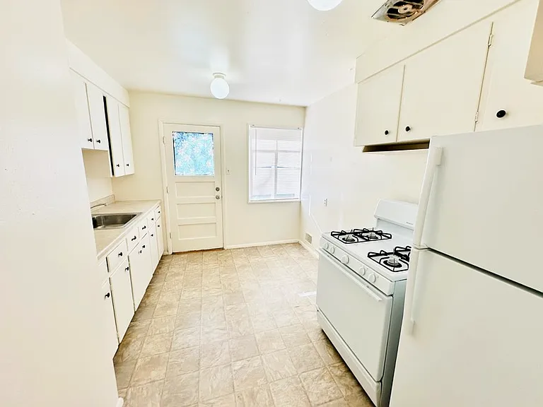 2480 S York St #2480 — Photo 2