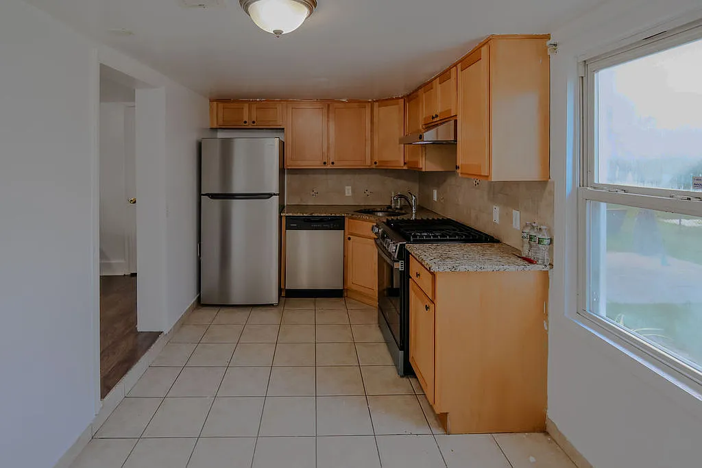 3 bed, 1.5 bath, 1074 sqft, $3,150 — Photo 3
