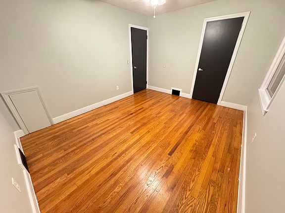 2nd bedroom photo facing door