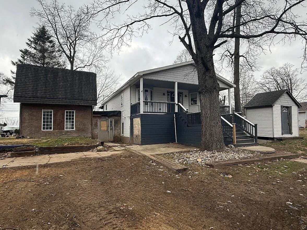 1747 Tennis Ct photo 1