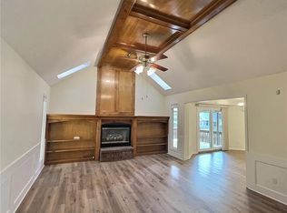 1121 NE Ridgeview Dr, Lees Summit, MO 64086