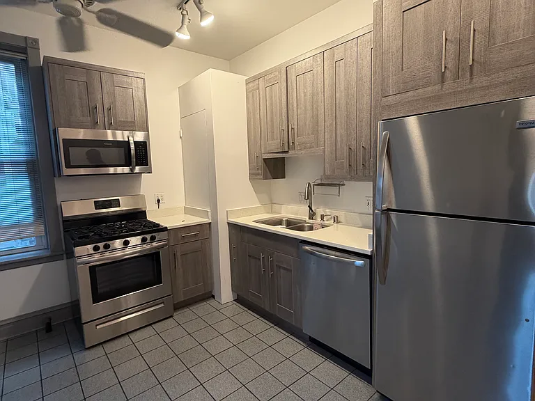 2553 W Cortez St #2R — Photo 5