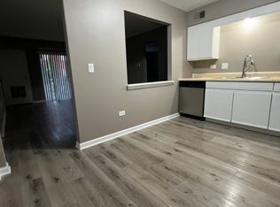 386 Oak Trails Rd #101, Des Plaines, IL 60016