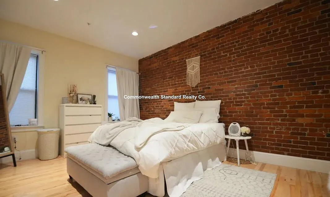 4 bed, 2.0 bath, 1350 sqft, $4,800 — Photo 1