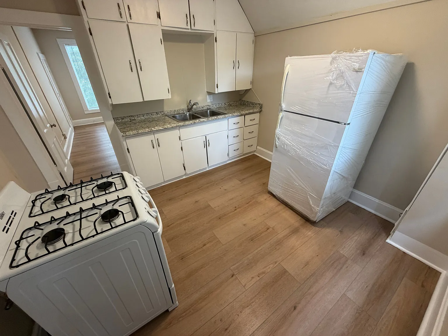 1 bed, 1.0 bath, 650 sqft, $850 — Photo 2