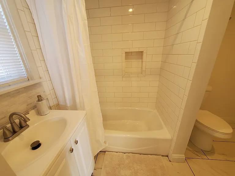 130 Roycroft — Photo 13