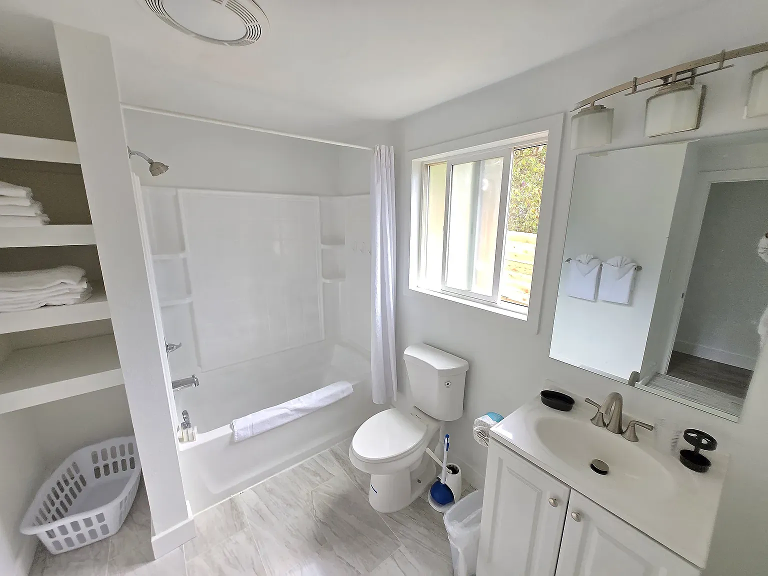3 bed, 1070 sqft, $3,600 — Photo 2