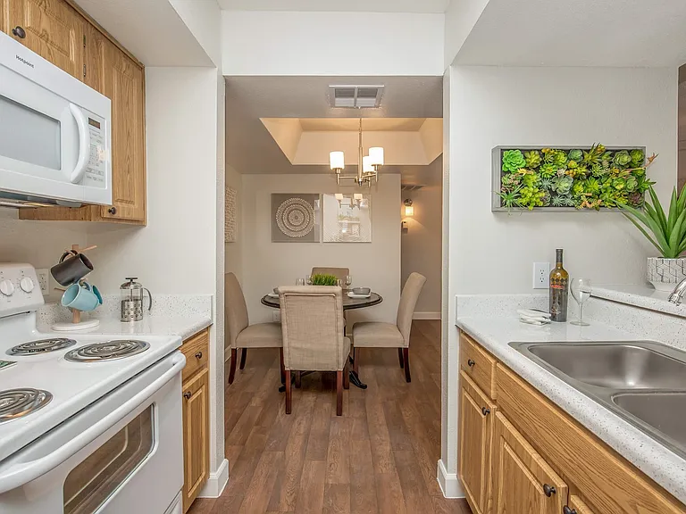 Sun Creek Apartments — Photo 31