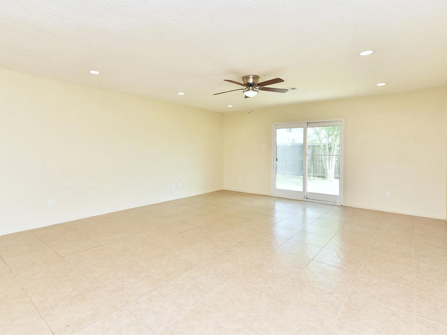 4 bed, 2.0 bath, 1634 sqft, $2,000 — Photo 3
