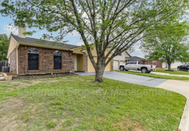 625 Hollyberry Dr — Photo 2