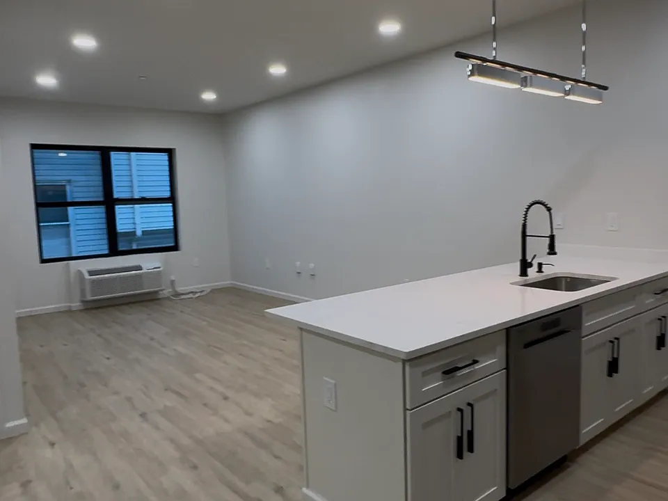 358-364 Van Houten St #404