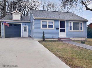 15 Laura St, Tiverton, RI 02878