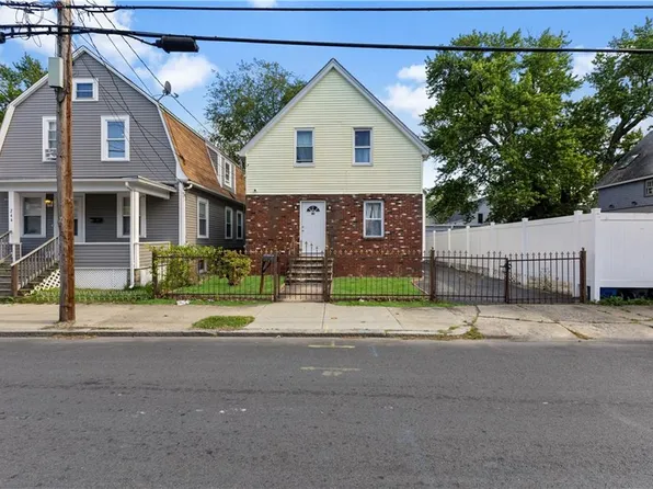 246 Montgomery Ave, Cranston, RI 02905