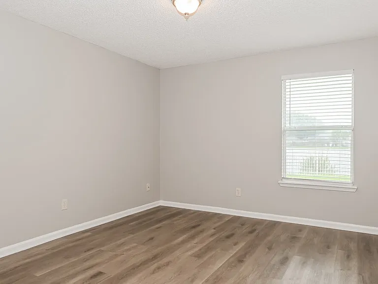550 Whitfield Rd — Photo 14