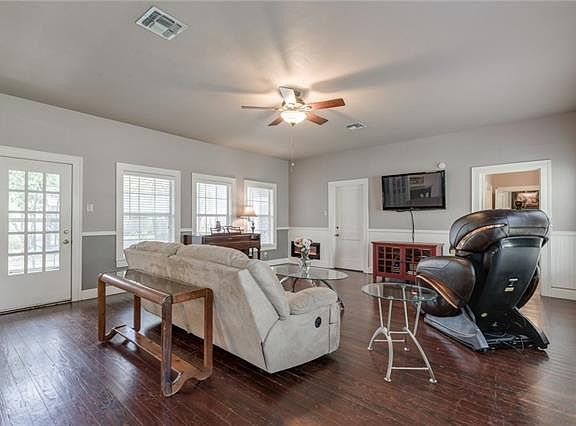 4th image of 900 W Lake Dr