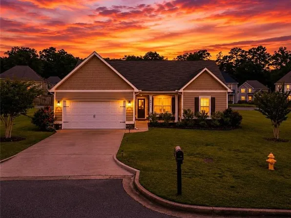 2401 Meadow Ln, Valley, AL 36854