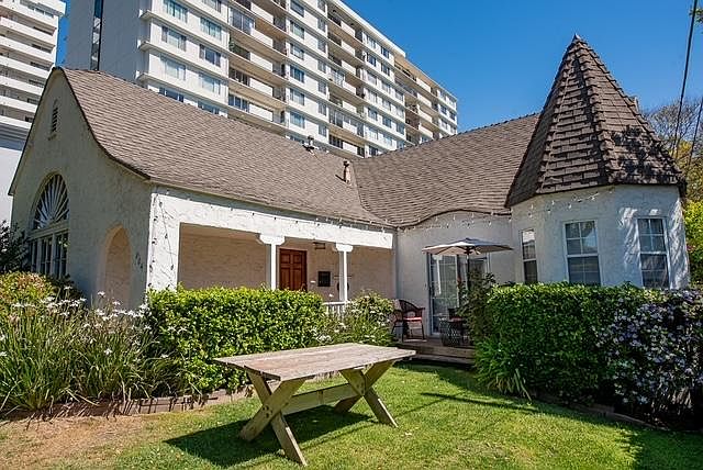 1st image of 804 N Doheny Dr