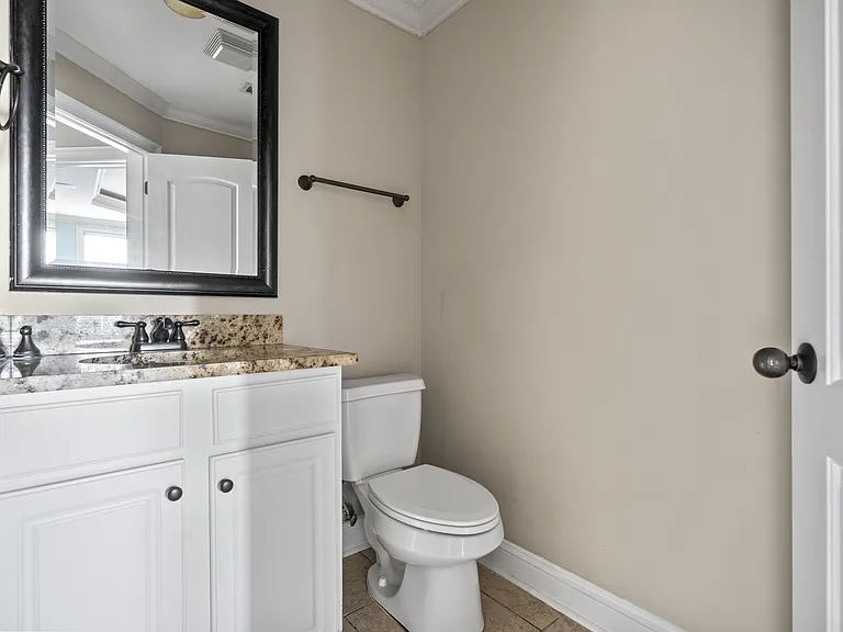 1601 Pickford Ln — Photo 4