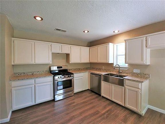 4th image of 215 W Oconnell St