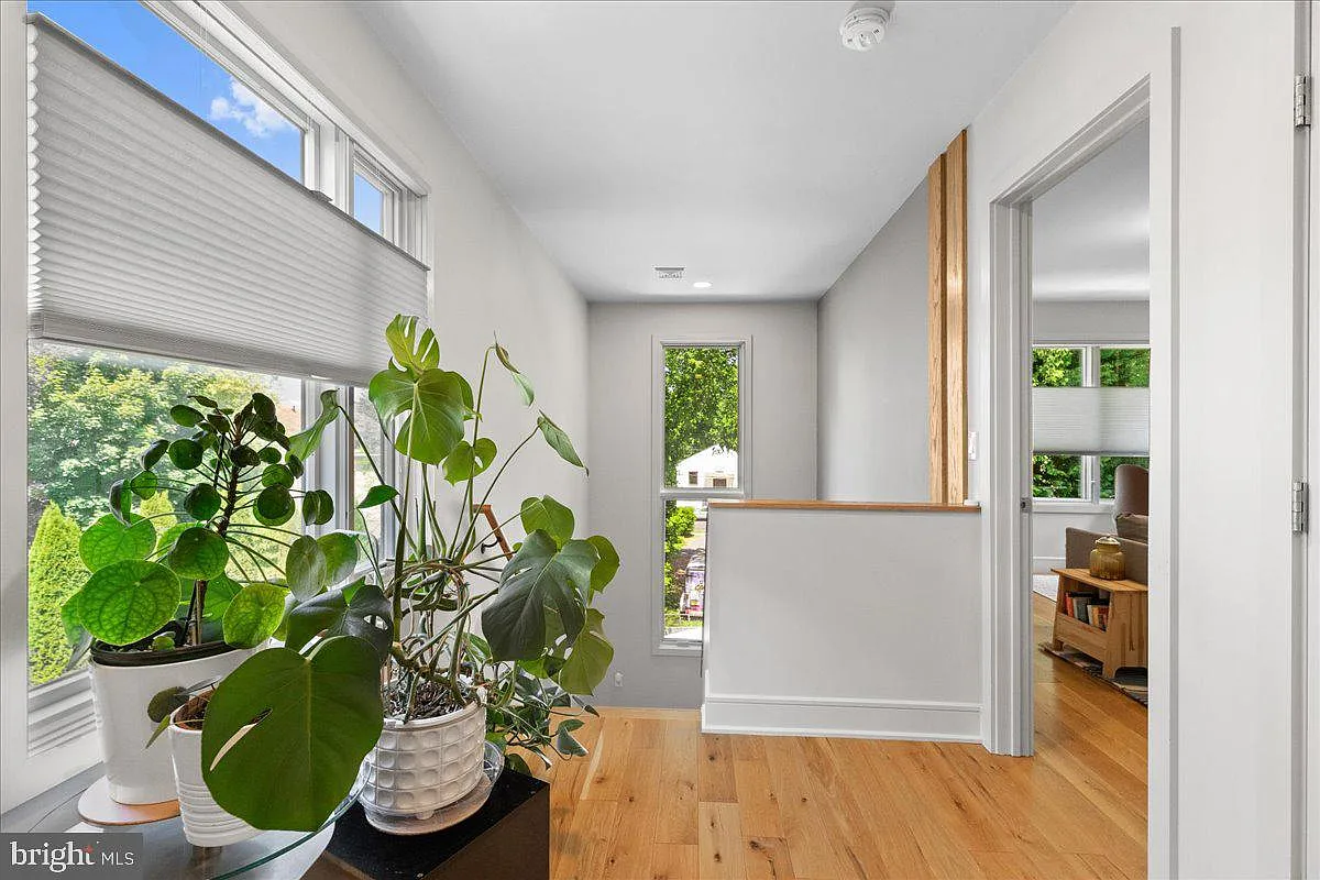 3 bed, 2.0 bath, 1344 sqft, $6,800 — Photo 4