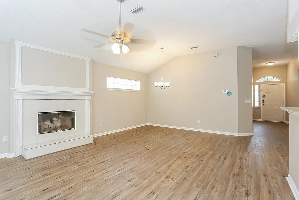 3 bed, 2.0 bath, 1382 sqft, $2,055 — Photo 3