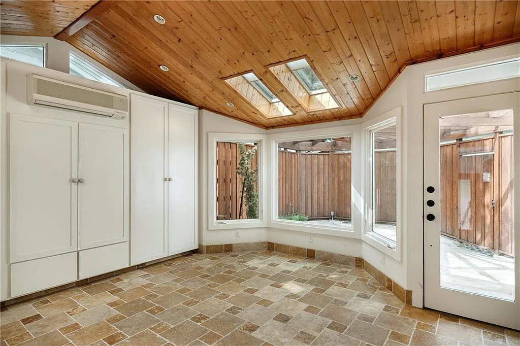 3 bed, 2.0 bath, 1985 sqft, $4,000 — Photo 2