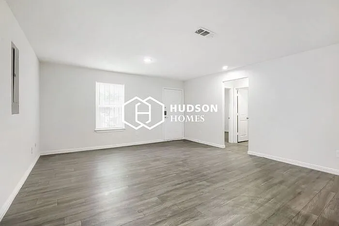 3 bed, 2.0 bath, 1090 sqft, $1,449 — Photo 3