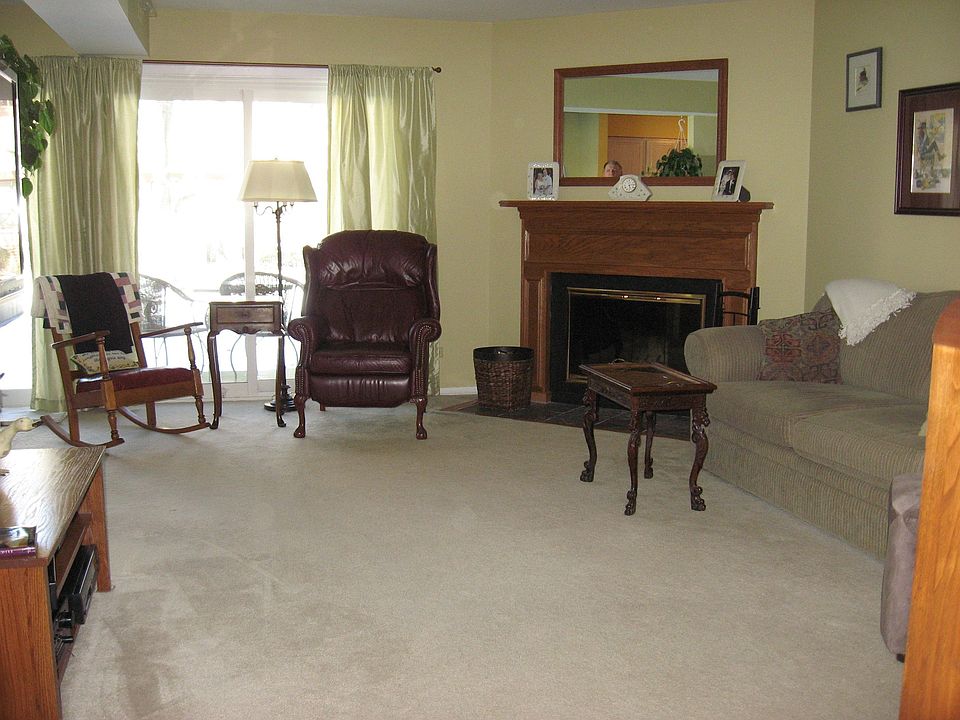 Living Room w/fireplace